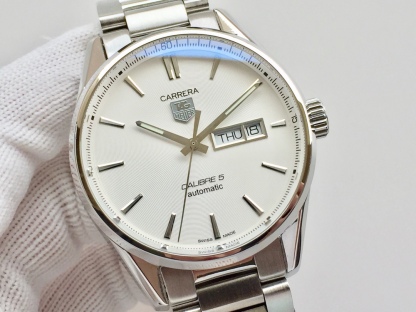 TAG泰格豪雅 卡萊拉系列WAR201A.FC6266 商務休閒款 中英文雙歷腕表 41毫米直徑 搭載2836 自動機械機芯 316L精鋼可配真皮錶帶 原裝折疊扣。