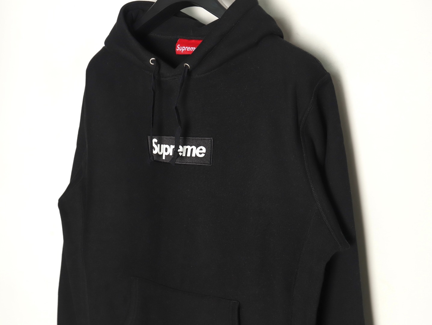 Supreme FW24 WEEK17 Box Logo Hooded Sweatshirt 胸前徽標刺繡logo口袋連帽衛衣帽衫
面料460克 高克重 面布質感強 韌性好 衣服收針處都有打套結（起到加固 久穿不變形 市面普通版本是沒有的哦） 歡迎對比 品質保證
F 尺碼：S M L XL