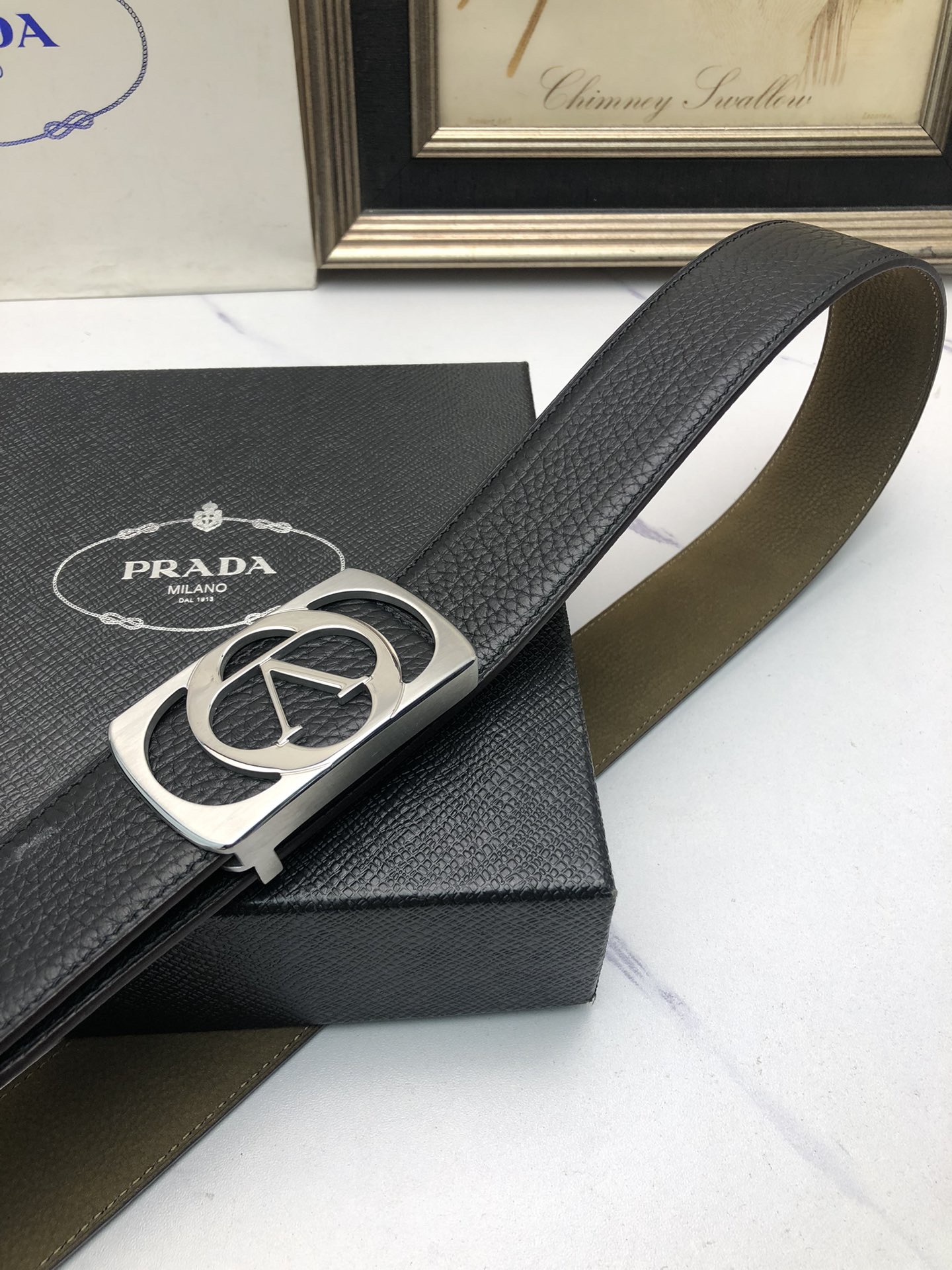 華倫天奴：原單頭層小牛皮壓花紋，內襯頭層鹿皮底，營造織紋外觀。飾以標誌原單扣。專櫃寬度4.0