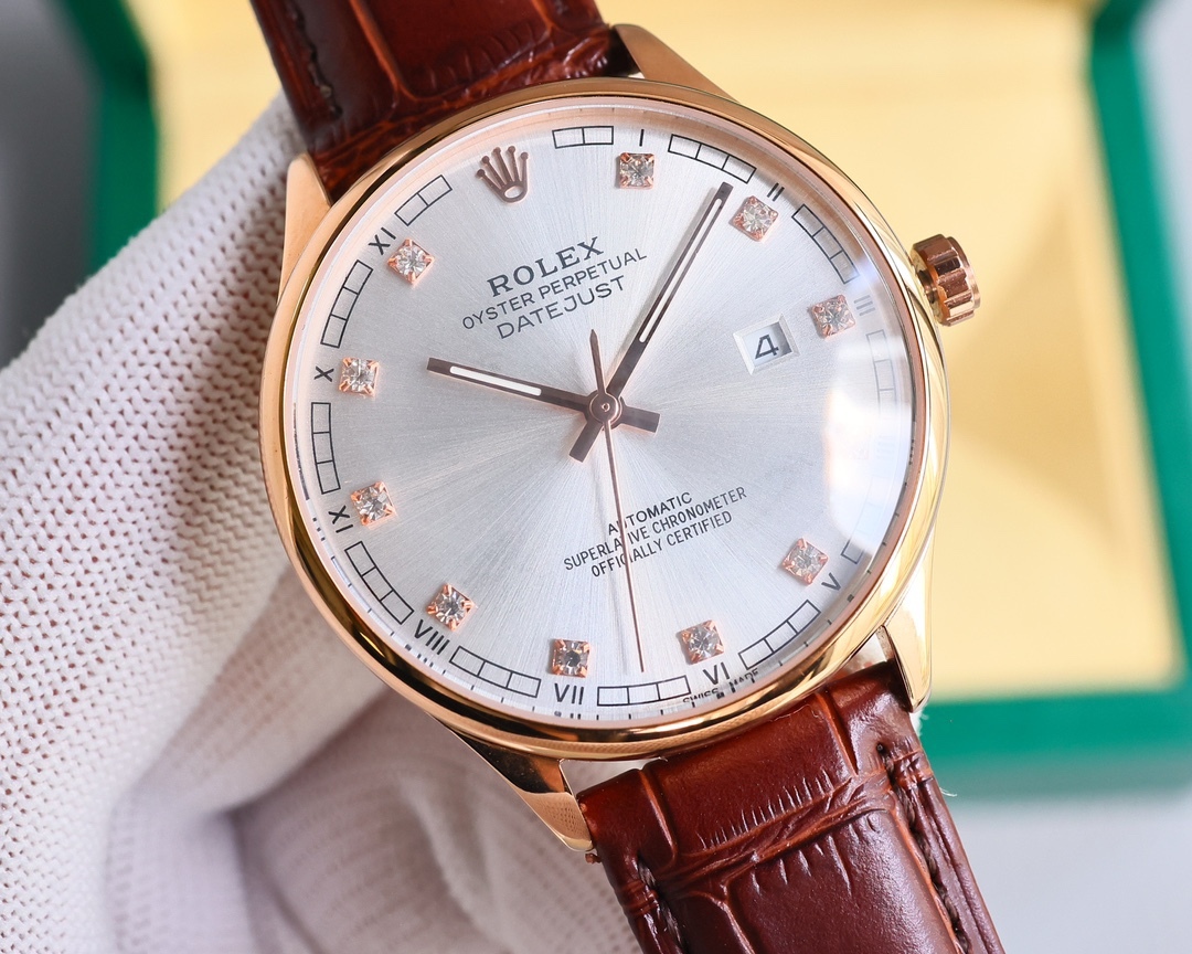 新品特推🔥🔥勞力士ROLEX（實拍圖）商務系列，全表採用316L精鋼，高檔大氣！316L精鋼打造完美多邊形弧度表殼！搭配進口藍寶石玻璃，意大利防水皮帶，原裝針扣！！！搭載原裝進口全自動機械機芯（零返修） ，直徑尺寸40mm 深度防水。 產品實物光澤手感更佳精湛  字盤刻度栩栩如生  殼套工藝都是宗師級別輕身檢驗 加上新時代機器高技鍛造  上手震撼尊貴非凡🔥AD出品 精品不斷🔥