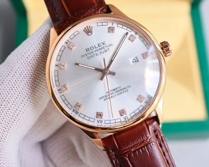 新品特推🔥🔥勞力士ROLEX（實拍圖）商務系列，全表採用316L精鋼，高檔大氣！316L精鋼打造完美多邊形弧度表殼！搭配進口藍寶石玻璃，意大利防水皮帶，原裝針扣！！！搭載原裝進口全自動機械機芯（零返修） ，直徑尺寸40mm 深度防水。 產品實物光澤手感更佳精湛  字盤刻度栩栩如生  殼套工藝都是宗師級別輕身檢驗 加上新時代機器高技鍛造  上手震撼尊貴非凡🔥AD出品 精品不斷🔥