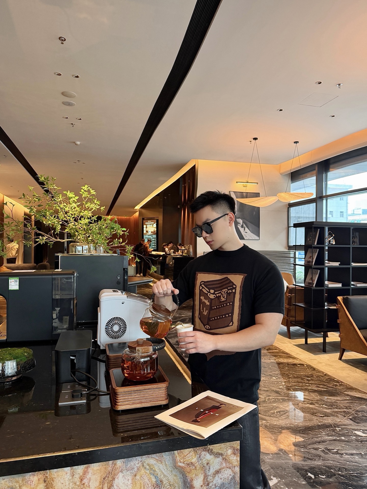 🔝LOUIS VUITTON LV 皮箱幾何圖針織短袖T恤
定織雲柔密紡棉針織料，嵌花提花織法，精細編織不僅確保了圖案的清晰度，還大大增強了織物的耐用性，成衣洗水加軟去味工藝，通過專業的洗滌設備和特定的洗滌劑，對衣物進行深度清潔和去味處理，改善衣物的手感和外觀，寬松版型
B Size：S-XL