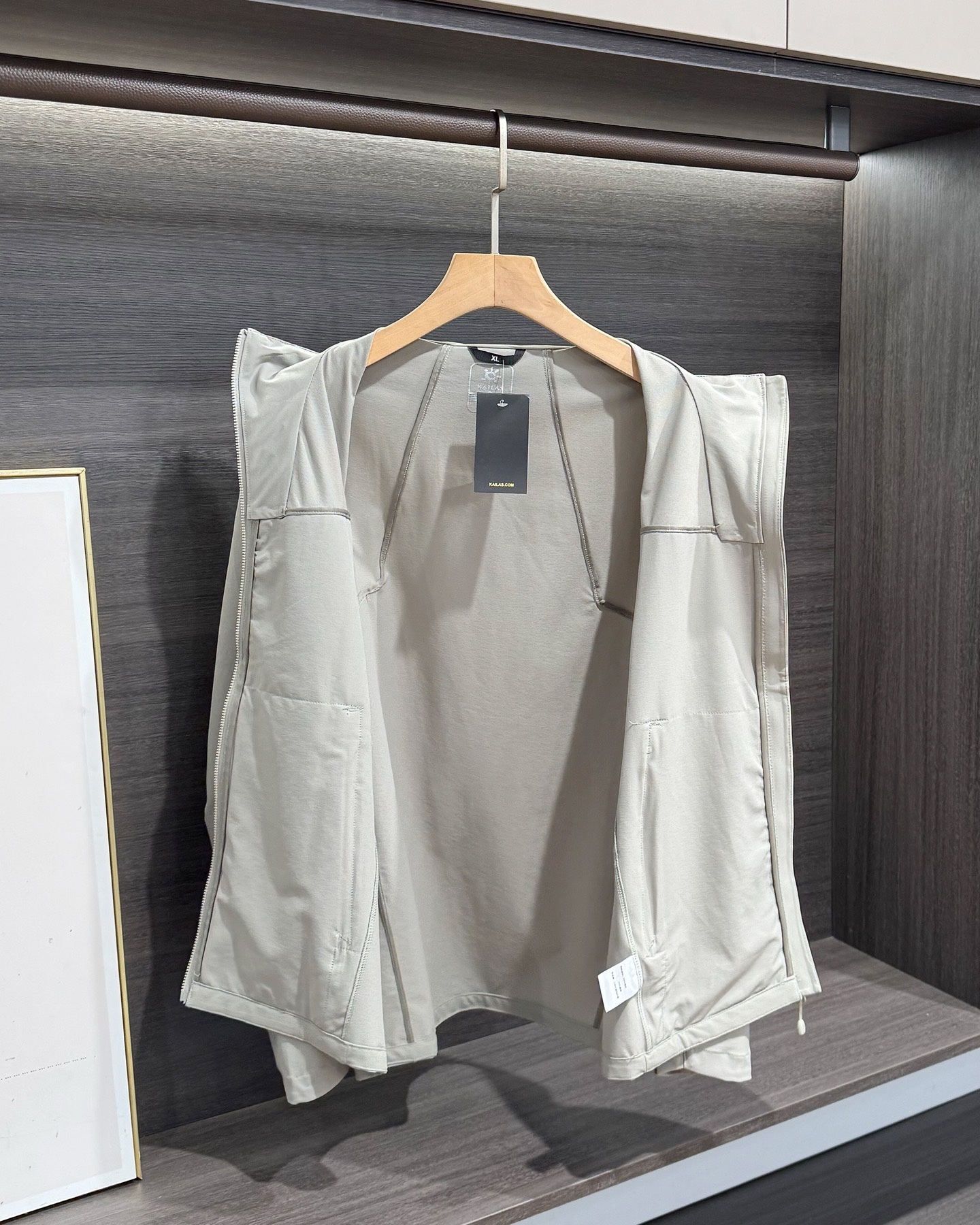 KAILAS‌/凱樂石春秋薄款輕量化衝風衣上衣外套】輕裝上陣！風雨無阻！

解鎖春秋戶外自由！輕到能揣進包里，卻能扛住風雨突襲！

極致輕量化面料，告別臃腫，上身輕若無物，跑步、騎行不束縛，戶外通勤也能利落有型！

透氣膜科技，運動時快速排汗，避免悶熱黏膩，春秋穿剛剛好！

立領剪裁護住脖頸，阻擋冷風灌入！

戶外級耐造，耐磨抗撕裂，口袋拉鍊防掉物，細節拉滿，徒步、騎行都穩！

極簡純色，內搭衛衣、T恤都好看，日常出街也能穿出高級感！

顏色:岩石灰  神秘黑
尺碼:L-3xL
L碼：   胸