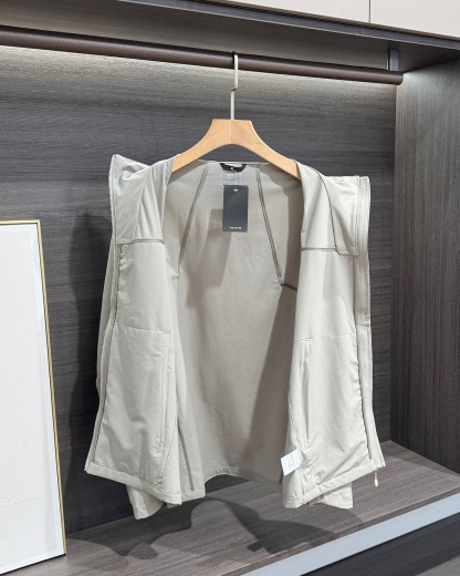 KAILAS‌/凱樂石春秋薄款輕量化衝風衣上衣外套】輕裝上陣！風雨無阻！

解鎖春秋戶外自由！輕到能揣進包里，卻能扛住風雨突襲！

極致輕量化面料，告別臃腫，上身輕若無物，跑步、騎行不束縛，戶外通勤也能利落有型！

透氣膜科技，運動時快速排汗，避免悶熱黏膩，春秋穿剛剛好！

立領剪裁護住脖頸，阻擋冷風灌入！

戶外級耐造，耐磨抗撕裂，口袋拉鍊防掉物，細節拉滿，徒步、騎行都穩！

極簡純色，內搭衛衣、T恤都好看，日常出街也能穿出高級感！

顏色:岩石灰  神秘黑
尺碼:L-3xL
L碼：   胸