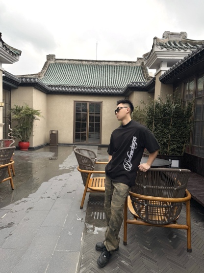 🔝BALENCIAGA巴黎世家BLCG 側邊草體字母短袖T恤
正品購入開發，40支雙紗巴黎棉210克，1*1配套十字羅紋280克，進口刺繡，面料酵洗，定制1：1商標，寬松版型
B Size：S-XL