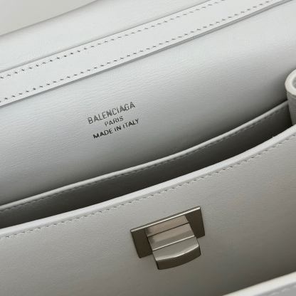 巴黎世家𝗕𝗮𝗹𝗲𝗻𝗰𝗶𝗮𝗴𝗮 🖤🖤出貨了！
款號：795456
尺寸：22.8×9.9×8.3cm