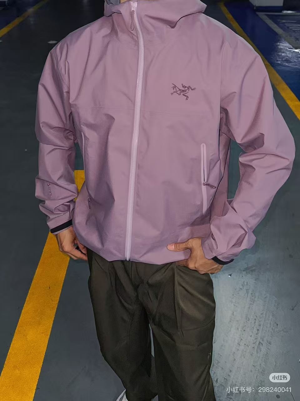 🔝ARC`TERYX 始祖鳥 頂配 Beta SL衝鋒衣
是一款專為戶外探險設計的高性能外套。
採用GORE-TEX 面料。
具備卓越的防水透氣性能，確保在惡劣天氣下依然保持乾爽舒適。
其高質量設計使其便於攜帶，非常適合長時間的徒步和旅行。
Beta SL新色不僅時尚亮眼，還增加了戶外活動中的可見性，提升安全性。獨特的
StormHood™帽兜設計，提供全面的頭部保護，同時不影響視野。
腋下拉鍊設計增強了透氣性，防止過熱。無論是登山、徒步還是日常通勤，始祖鳥Beta SL衝鋒衣都是您不可或缺