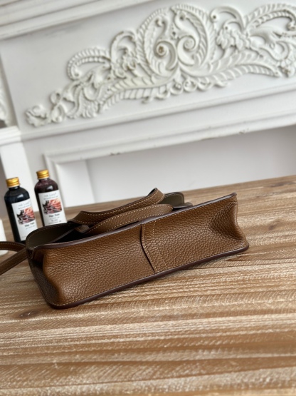 馬蹄包  半手工蠟線	Halzan	
 能滿足各種背法的!!
①手拎包②斜挎包③單肩包④手拿包
togo皮、五金細緻到油邊 無處不精緻√ 
尺寸：25cm