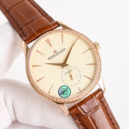 APS新品首發 積家大師系列1218420，傳統與現代的和諧樂章。Master Ultra Thin 超薄大師系列小秒針腕表精鋼款搭（直徑 39 毫米），內載896機芯。此自動上鏈機械機芯精准指示時、分、小秒。
1⃣全新大師系列兩針半採用原裝一致的896機新一比一開模
2⃣簡約精緻的錶盤採用立體式logo，錶盤搪瓷精緻而細膩，帶有標誌性的放射紋
3⃣指針與原裝一致採用陰陽針，一半拉絲一半拋光，錶帶採用進口小牛皮，一鍵式快拆錶帶表扣更加便捷