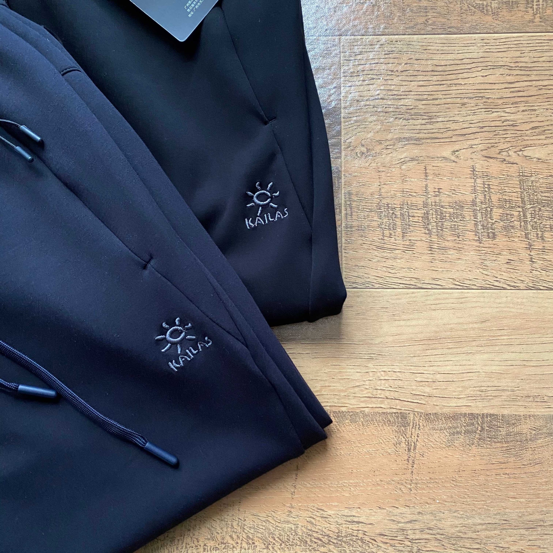 凱樂石Kaillas春秋季新款男士休閒運動長褲！經典時尚款，客供純棉針織空氣層面料，柔軟舒適！小標logo刺繡，精緻飽滿，兩側拉鍊口袋，套結加固，腰部鬆緊抽繩，做工細節都非常不錯，上身效果一級棒，喜歡的兄弟不要錯過！