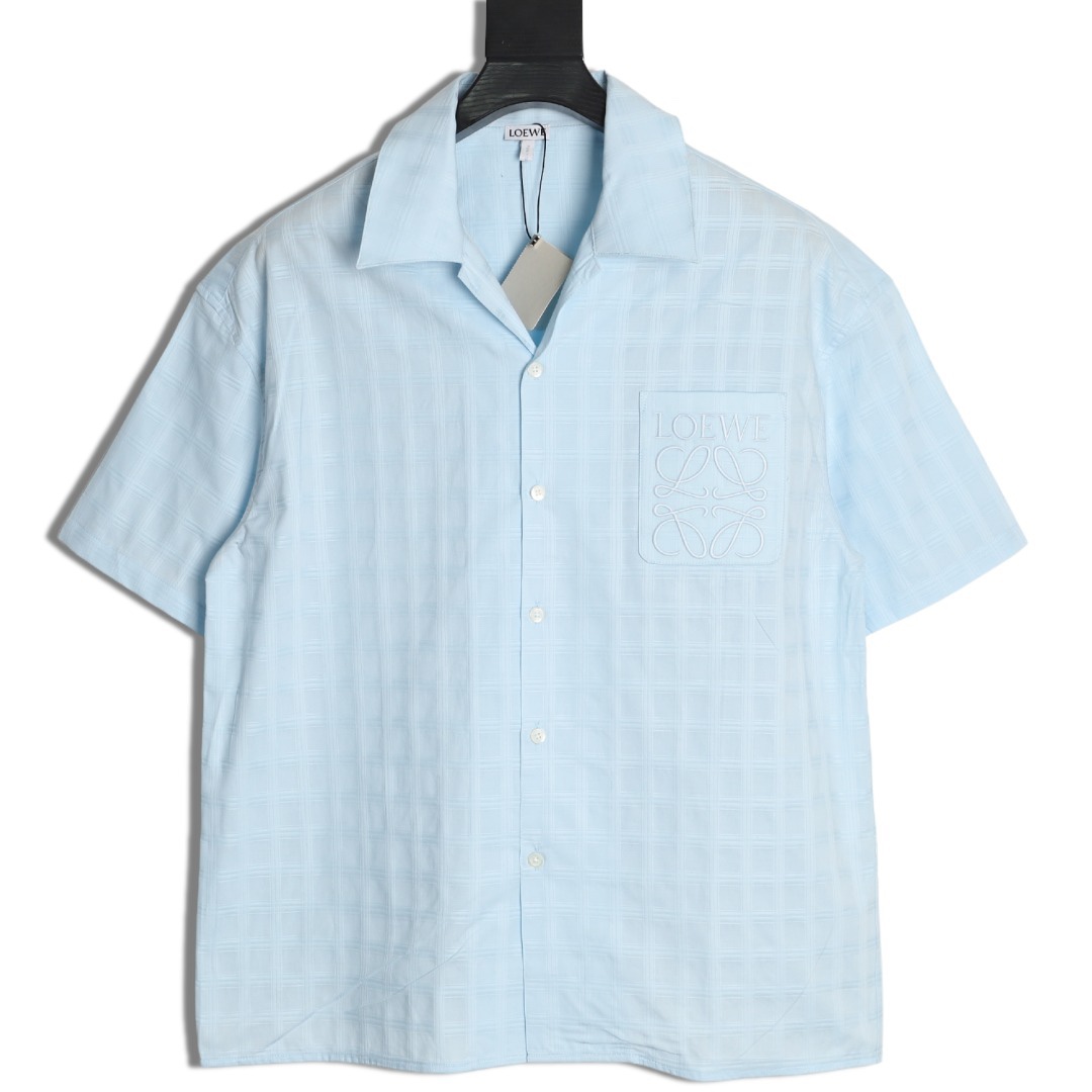 🔝LOEWE羅意威 Anagram 刺繡口袋格子短袖襯衫
定制雲紋高支提花格料，採用進口機刺繡工藝，精度高，線條流暢而細膩，紅外線定位裁床，通過紅外發射器和紅外接收器來實現對材料的精准定位，精度可達到微米級別，面料都經過砂洗，手感質感更佳，不易變形，不易縮水，不易褪色，保持長久的美觀，定制輔料，寬松版型
B Size：36 38 40 42
