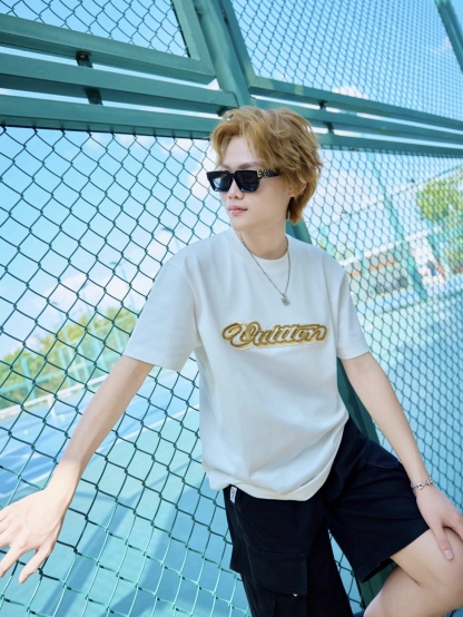 🔝LOUIS VUITTON LV 亮片字母特種刺繡短袖T恤
正品購入，26支雙紗全棉精梳棉220克，1*1索羅娜羅紋280克，特種刺繡，面料酵洗，定制亮片、章仔、商標，合身版型
B Size：S-XL
