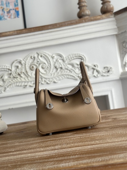 迪lindy 19cm	
Tc皮 蜜蠟線半手工縫製
lindy19保留了琳迪包所有細節的完整設計，側口袋、拉鍊等全部都是經典的設計√
這只小可愛暴擊了多少人的少女心