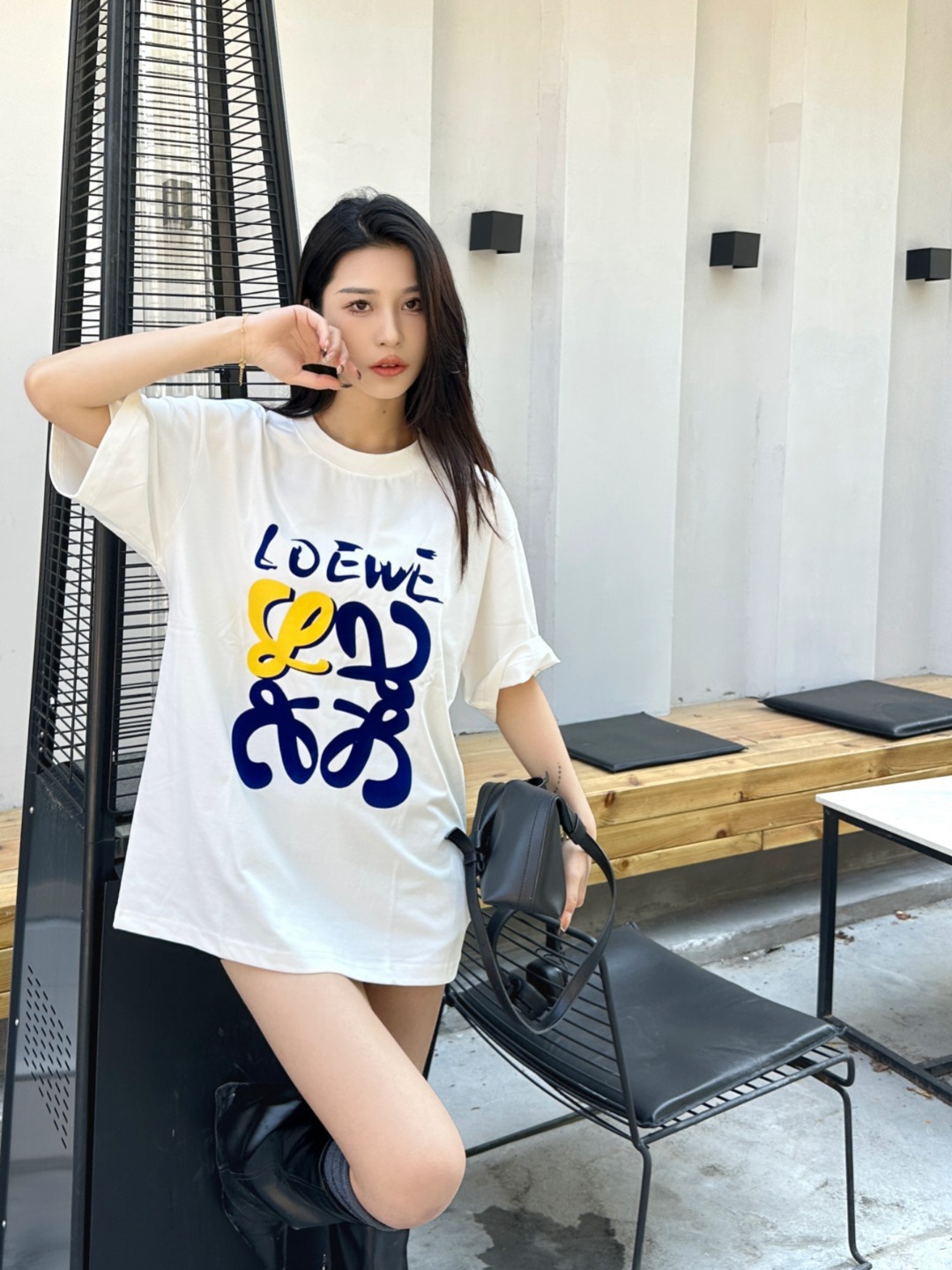 Loewe/羅意威 25ss 塗鴉彩繪植絨印花短袖T恤
260g棉質布料40支雙紗面料，無蝕塵‬毛藝工‬處布理‬面，紡織密度高，垂感佳，不易變形。
厚織感加上緊密紡紗工藝，不會影響Tee的透氣性，成色的飽和度很高
胸前撞色塗鴉彩繪植絨印花工藝
版型上身效果好，百搭好看的一款T恤，寬松版型遮肉顯瘦不挑人
顏色: 白色，黑色
S Size：S-XL