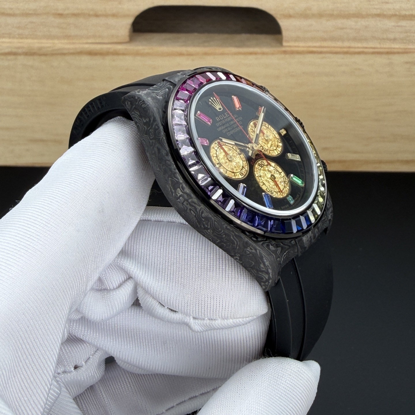 BLAKEN 頂配升級｜彩虹鑽·鉑金眼睛 4代迪通拿
BLAKEN Top Custom • Rainbow Diamond • Platinum Eye
Rolex Daytona 4th Gen 🔥
40mm 全碳纖維高端款｜實拍質感拉滿
Full Carbon Fiber • 40mm High-End Quality
✅ 72H Long Power Reserve
搭載4130一體機芯，72小時長續航，穩定耐用
✅ 魔術貼便攜式錶帶，佩戴方便快捷
Velcro portable strap •