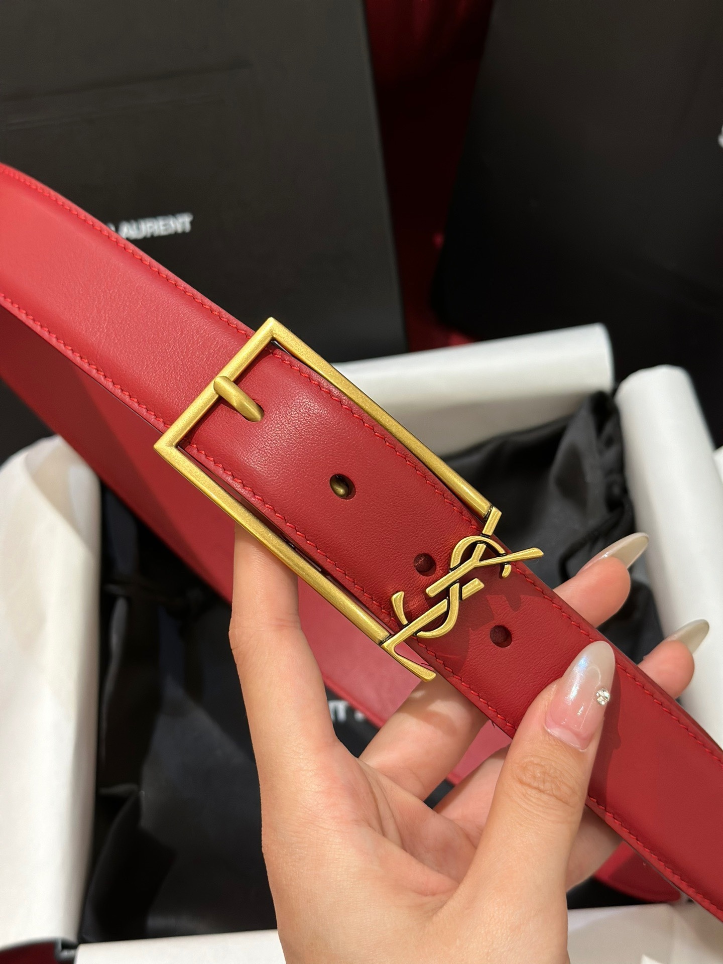 新款聖羅蘭 YSL
這款女款腰帶復古精工金屬扣將復古風與現代時尚相融合，呈現的恰到好處，時尚標配青睞有加，每針每一線都非常精緻，雙面頂級牛皮材質，搭配頂級黃銅針扣寬度3.0