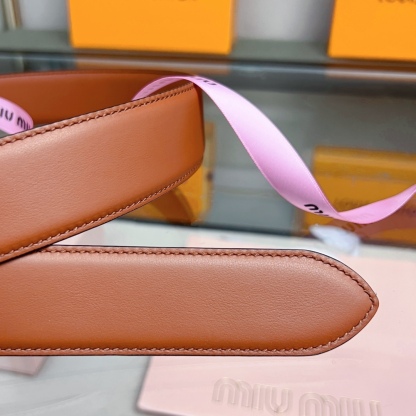 這款皮革腰帶設計簡約而優雅，腰帶環伴以Miu Miu徽標。雙面進口小牛皮 金屬搭扣 腰帶環飾激光雕刻徽標
寬度: 3.5cm
