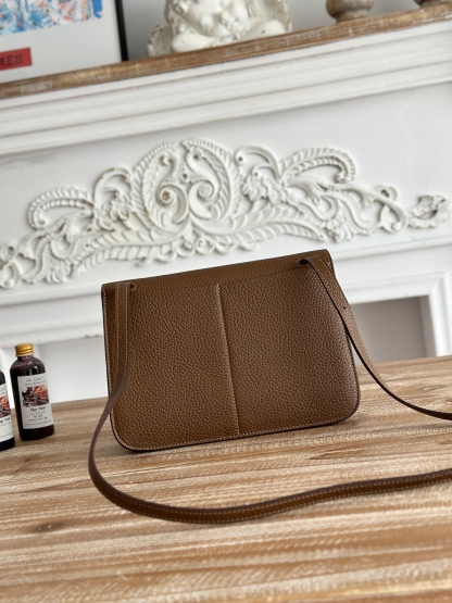 馬蹄包  半手工蠟線	Halzan	
 能滿足各種背法的!!
①手拎包②斜挎包③單肩包④手拿包
togo皮、五金細緻到油邊 無處不精緻√ 
尺寸：25cm