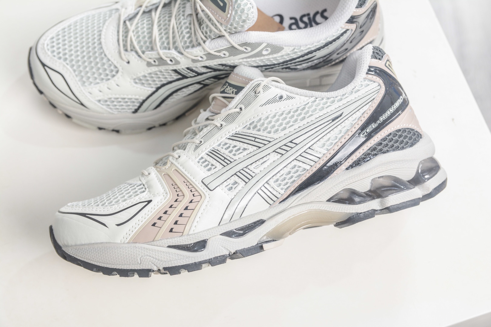 Asics Gel-Kayano 14  亚瑟士运动休闲透气专业跑鞋 
货号:1203A549 021
尺码：36 37 37.5 38 39 39.5 40 40.5 41.5 42 42.5 43.5 44 45
