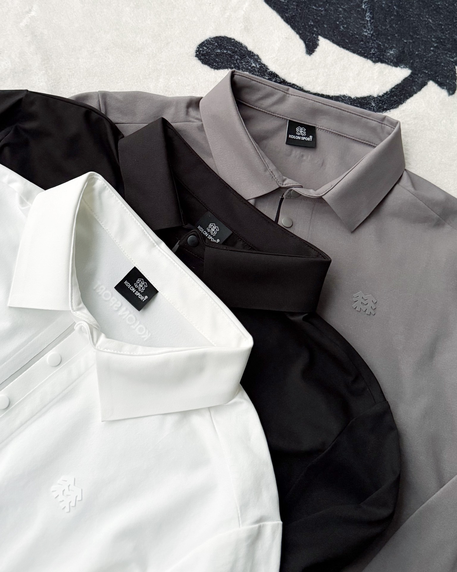 春季新款 KOLON SPORT可隆吸濕長袖防曬+抗菌SECOt恤翻領POLO
大身採用可隆自研面料，具有吸濕速乾，UPF215+防曬及Polygiene抑菌功能門襟採用激光切割工藝，結合肩部超聲波貼合工藝，提升細節品質感領口，門襟及下擺均採用熱壓工藝，外觀平整
