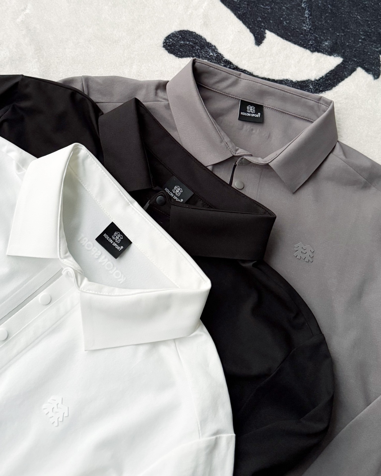 春季新款 KOLON SPORT可隆吸濕長袖防曬+抗菌SECOt恤翻領POLO
大身採用可隆自研面料，具有吸濕速乾，UPF215+防曬及Polygiene抑菌功能門襟採用激光切割工藝，結合肩部超聲波貼合工藝，提升細節品質感領口，門襟及下擺均採用熱壓工藝，外觀平整
