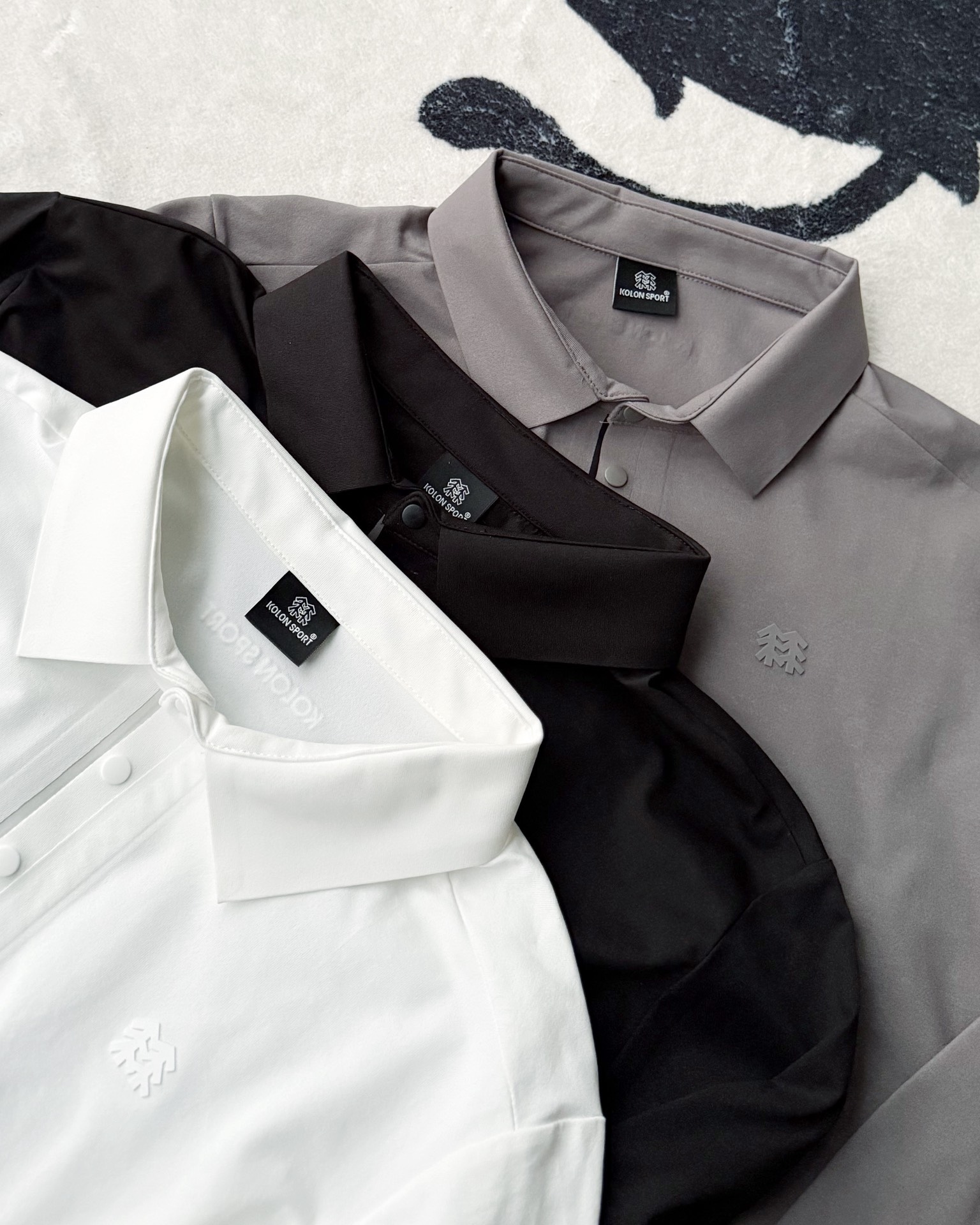 春季新款 KOLON SPORT可隆吸濕長袖防曬+抗菌SECOt恤翻領POLO
大身採用可隆自研面料，具有吸濕速乾，UPF215+防曬及Polygiene抑菌功能門襟採用激光切割工藝，結合肩部超聲波貼合工藝，提升細節品質感領口，門襟及下擺均採用熱壓工藝，外觀平整
