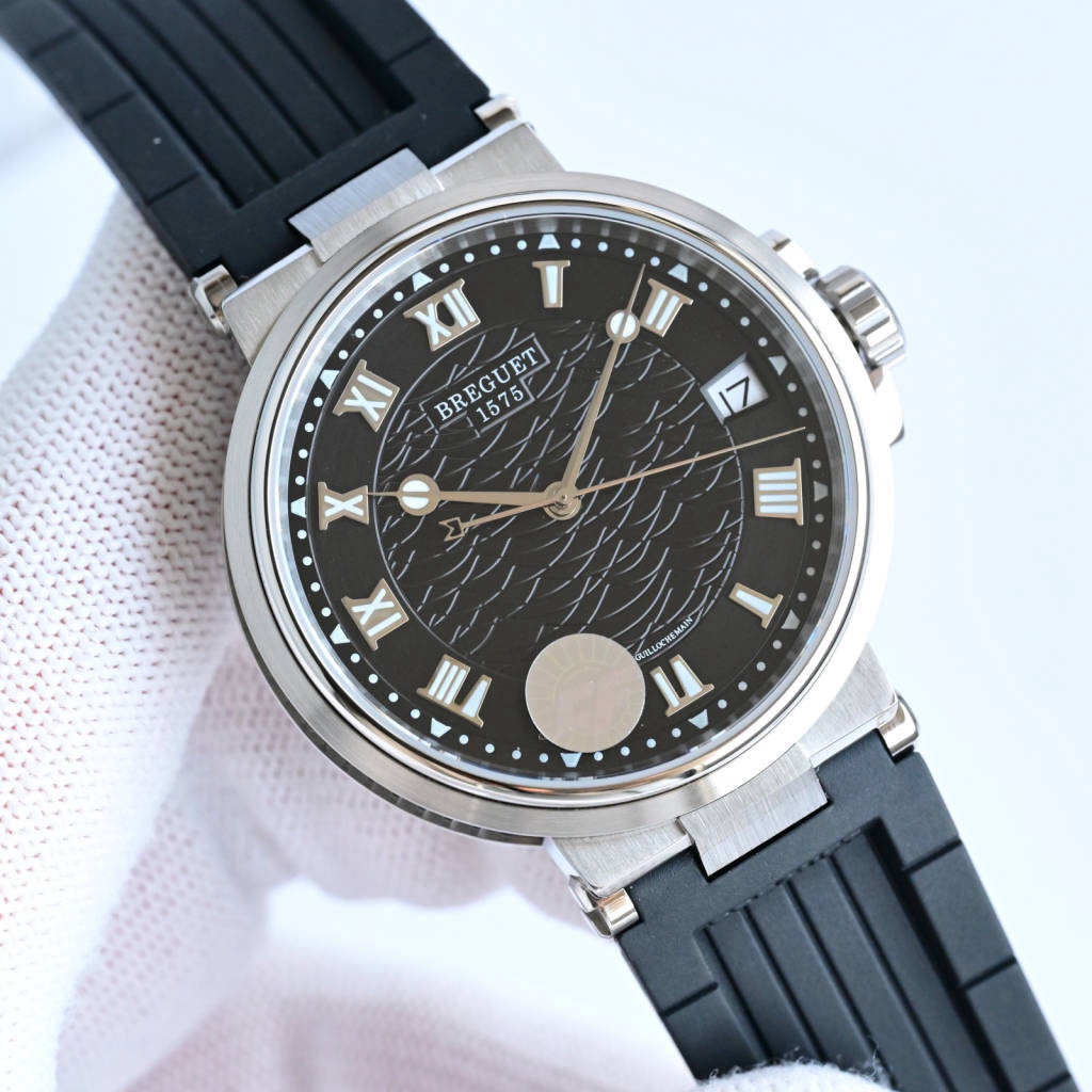 CF新品發佈會，寶璣-Breguet
航海MARINE航海系列5517款腕表，航海天文鐘的起源作品，“時計本是兵家利器”說的就是這款腕表，鐘錶界的巨作。工廠全面抄寫原裝數據，98%還原殼型字面，彰顯原裝優雅硬朗的氣質，原裝同款777A自動機械機芯，鐫刻獨立編號與寶璣先生簽名。直徑40毫米。正反均為藍寶石防刮玻璃，旋入式防水錶冠。實測防水深度100米。搭配飾有太陽放射紋錶盤，配裝進口天然橡膠錶帶，以零頭的價格給您帶來原裝超值體驗。