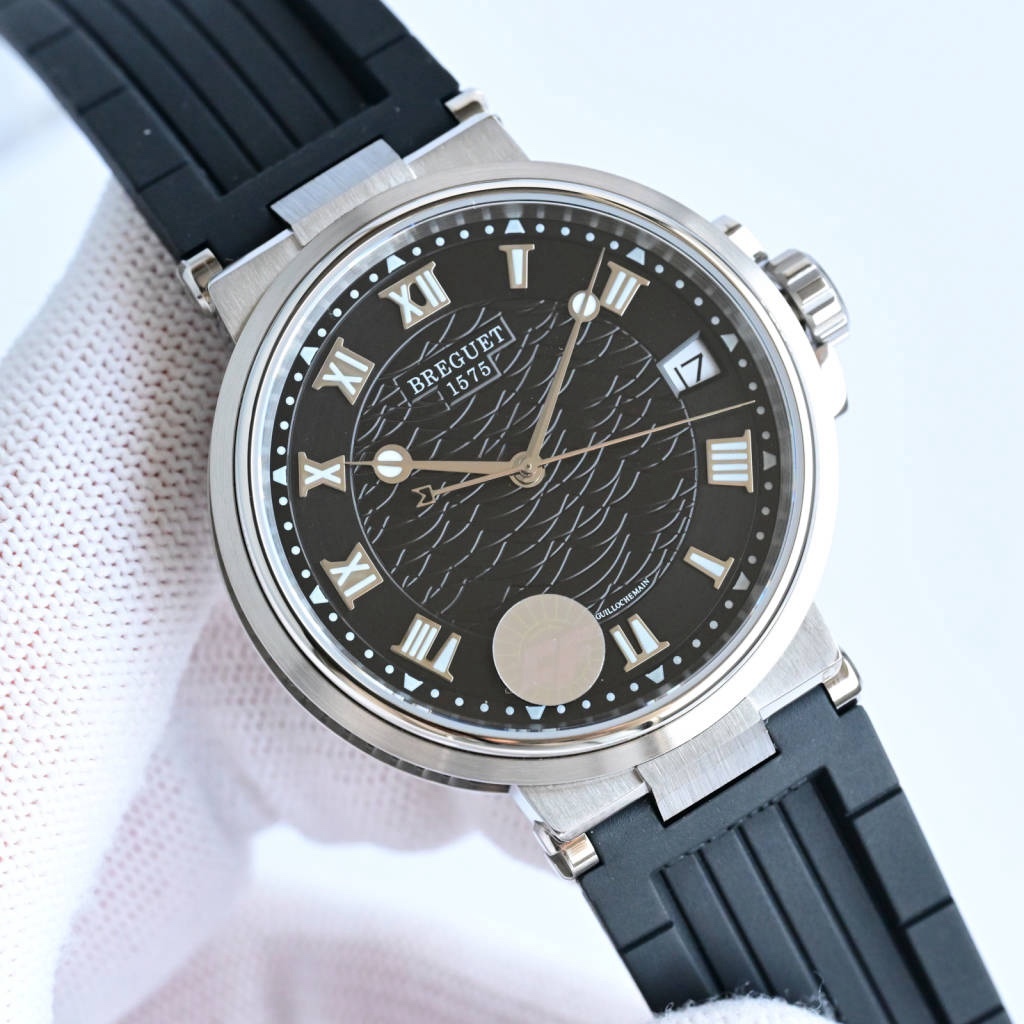CF新品發佈會，寶璣-Breguet
航海MARINE航海系列5517款腕表，航海天文鐘的起源作品，“時計本是兵家利器”說的就是這款腕表，鐘錶界的巨作。工廠全面抄寫原裝數據，98%還原殼型字面，彰顯原裝優雅硬朗的氣質，原裝同款777A自動機械機芯，鐫刻獨立編號與寶璣先生簽名。直徑40毫米。正反均為藍寶石防刮玻璃，旋入式防水錶冠。實測防水深度100米。搭配飾有太陽放射紋錶盤，配裝進口天然橡膠錶帶，以零頭的價格給您帶來原裝超值體驗。