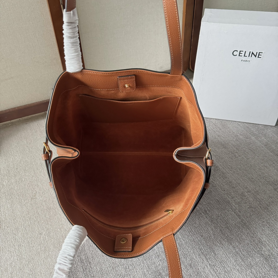 CELINE  24夏季新款Cabas 托特包👜
高級百搭又實用/購物袋的款式
展現著簡約美學和實用性～❤️
大容量設計～無論是日常出街還是通勤 都能輕鬆裝下各種物品～袋口可自主調節大小🌹
款號 116853 尺寸：54*29*15cm