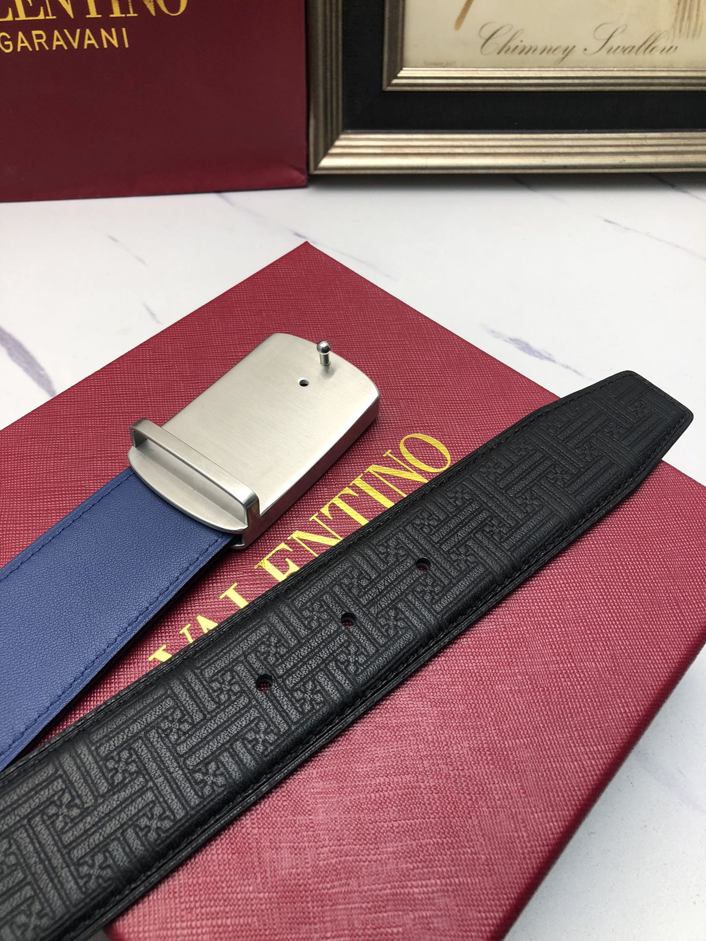 華倫天奴：原單頭層小牛皮燙印花紋，內襯頭層牛皮底，營造織紋外觀。飾以標誌原單扣。專櫃寬度4.0