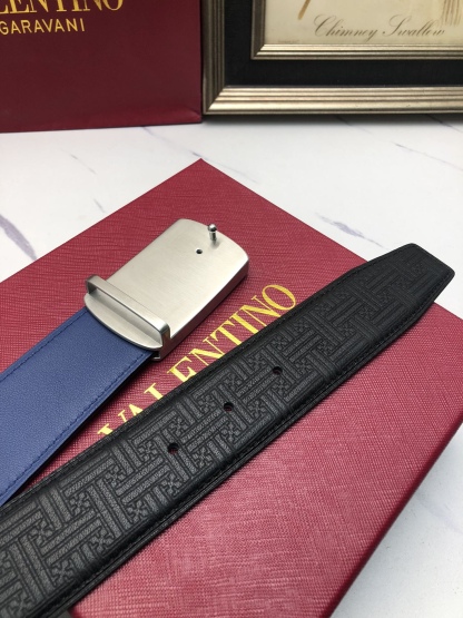 華倫天奴：原單頭層小牛皮燙印花紋，內襯頭層牛皮底，營造織紋外觀。飾以標誌原單扣。專櫃寬度4.0