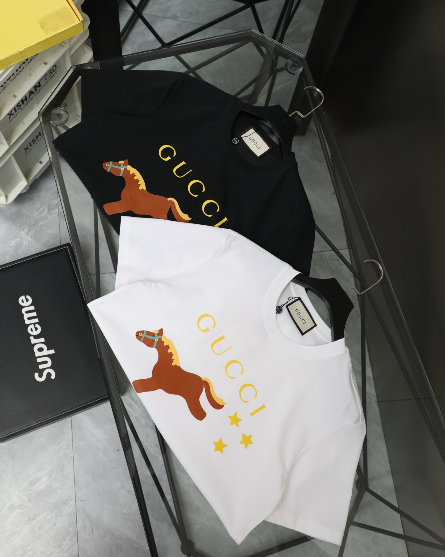 GUCCI/古馳  2026新款短袖卡通系列馬年限定小馬印花T恤男女同款

    這款可愛風格的短袖T恤，採用重磅純棉材質，印花是水印透氣性極佳，讓你在炎炎夏日也能保持清爽。
    螺紋領口定制1比1螺紋，二本針雙縫線，不縮水不變形，甄選好棉，成就了軟糯細膩的膚感質感出色，讓你在脫穎而出，還持久耐穿整體是簡約精緻的款式，經過無數次調配的版型上身更顯時筆風度，潮流感拉滿顯瘦“小心機”，落肩設計修飾肩膀厚度，活力滿滿
顏色：  黑色    白色
尺碼：M~2X
尺碼表：圖9