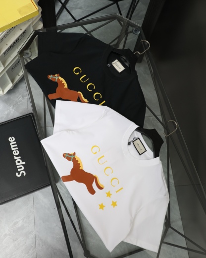 GUCCI/古馳  2026新款短袖卡通系列馬年限定小馬印花T恤男女同款

    這款可愛風格的短袖T恤，採用重磅純棉材質，印花是水印透氣性極佳，讓你在炎炎夏日也能保持清爽。
    螺紋領口定制1比1螺紋，二本針雙縫線，不縮水不變形，甄選好棉，成就了軟糯細膩的膚感質感出色，讓你在脫穎而出，還持久耐穿整體是簡約精緻的款式，經過無數次調配的版型上身更顯時筆風度，潮流感拉滿顯瘦“小心機”，落肩設計修飾肩膀厚度，活力滿滿
顏色：  黑色    白色
尺碼：M~2X
尺碼表：圖9
