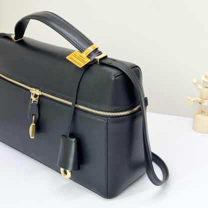 𝓛𝓸𝓻𝓸 𝓟𝓲𝓪𝓷𝓪 諾悠翩雅
𝑬𝒙𝒕𝒓𝒂 𝑩𝒂𝒈 𝑳𝟐𝟕 
寬開口加大容量斜挎包，包型設計更立體更有型，包身採用進口原廠小牛皮，手感柔軟而獨特，包包內部結構多了內袋。雙向加長拉鍊開合，配有My Charms金色金屬掛飾（LP特級純鋼五金配件）
size：27*16*10釐米
配全套專櫃禮盒包裝🎁