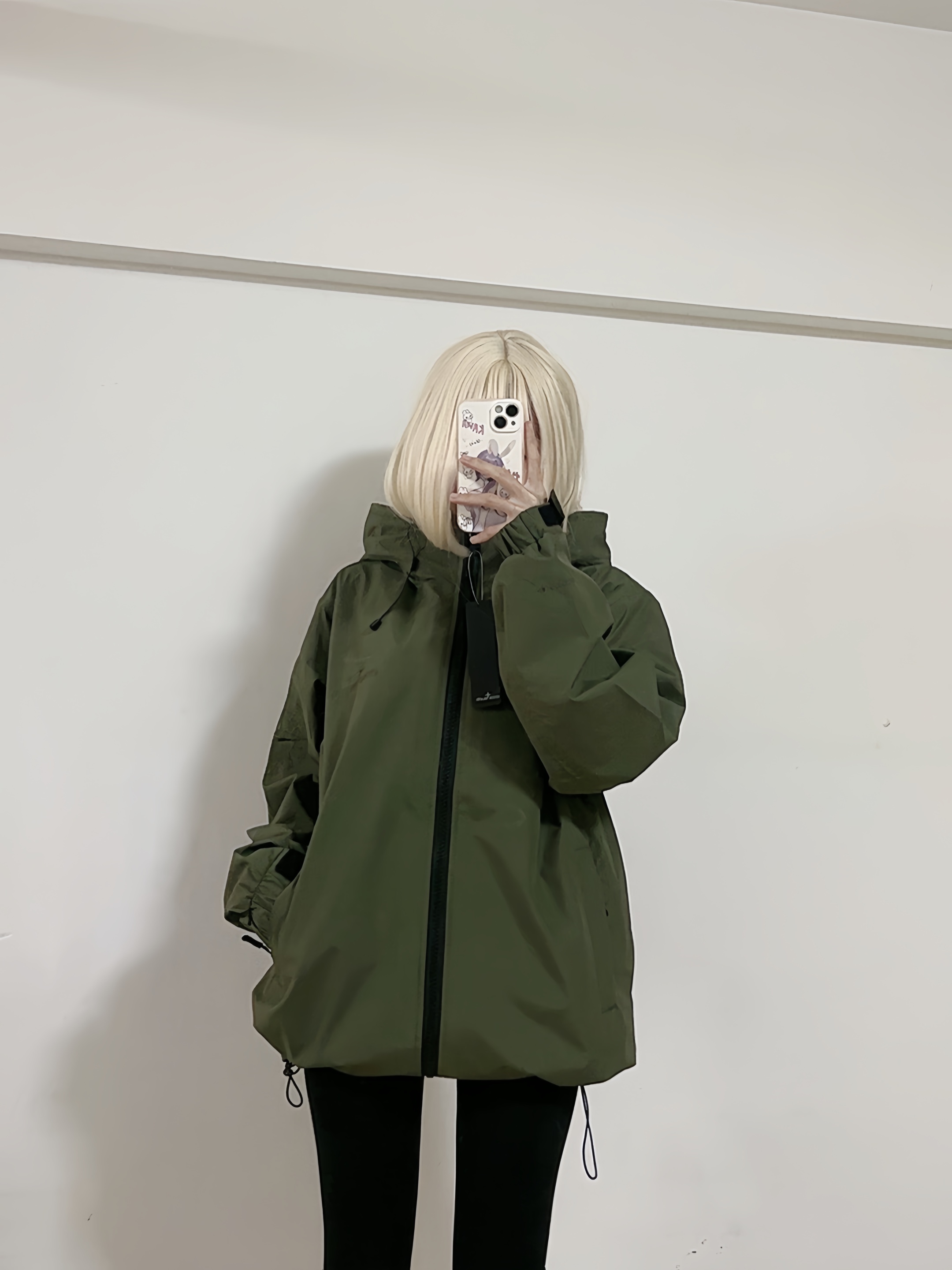 Stone Island/石頭島 24ss 手臂刺繡羅盤衝鋒衣外套
石頭島春季最熱單品 超級吸睛的一款衝鋒衣外套 一眼就能愛上 採用梭織防風防水面料 手感細膩順滑 寬松連帽的版型  水洗標一應俱全 細節滿滿的一款衝鋒衣 大廠代工 品質可靠 

-略帶復古感的機能衝鋒衣 城市徒步 戶外穿行都很出挑 男女都可以駕馭的一款潮流單品 
Color：黑色
A Size：S-XXL