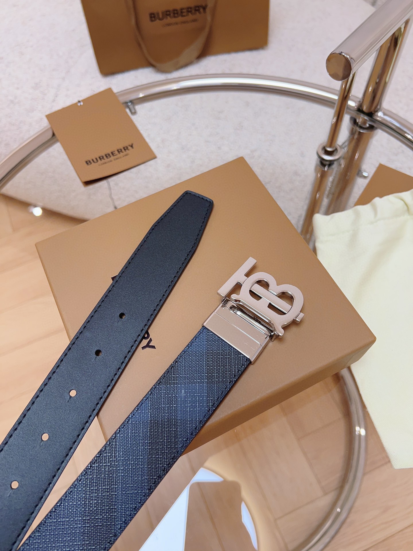 Burberry  專櫃同步 雙面兩用的意大利制腰帶   選用皮革與專屬標識印花環保帆布製作  腰帶配有精美的專屬標識造型飾牌搭扣  寬:3.5cm  精緻優雅  簡單大方.