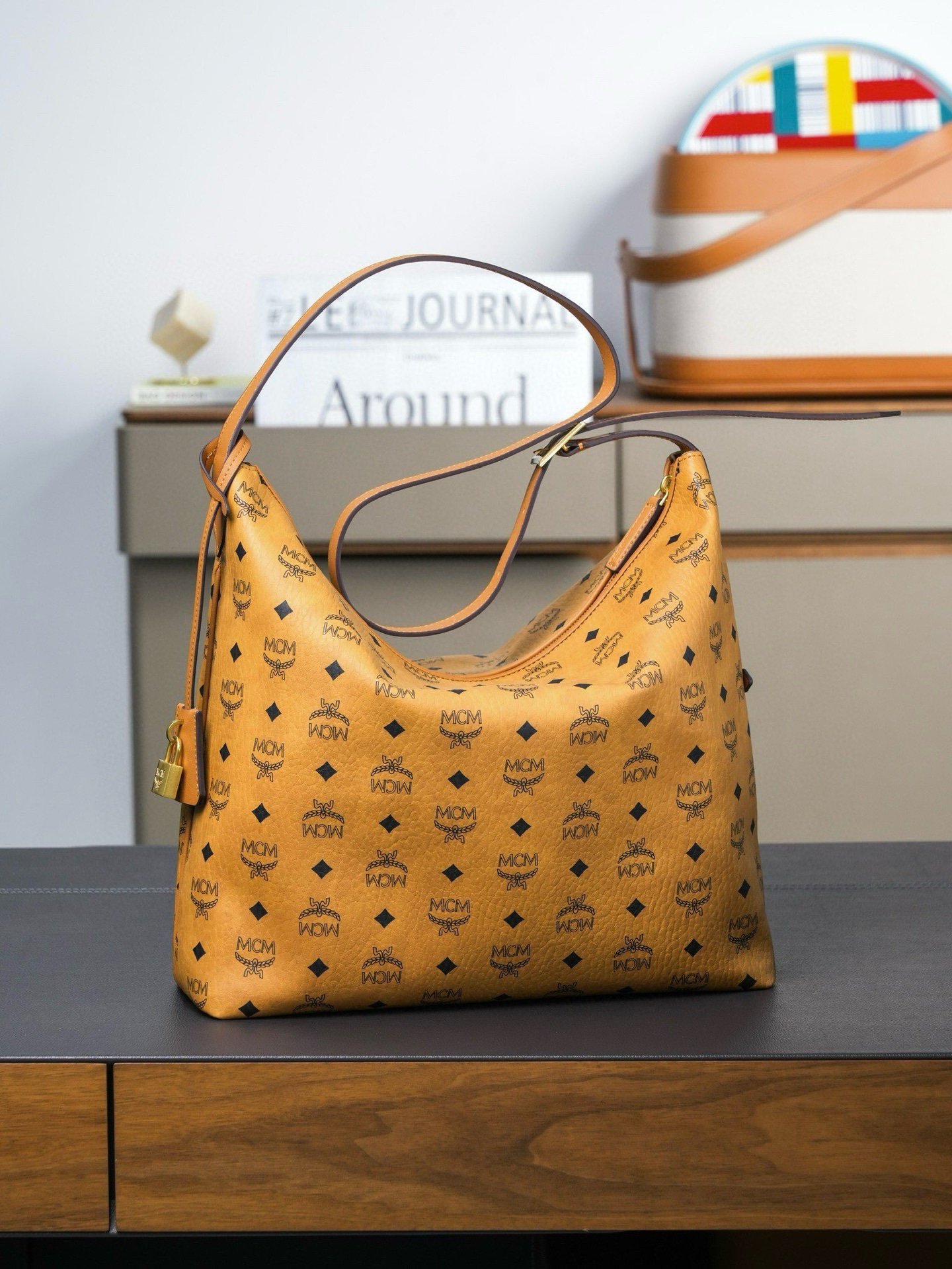 ®新品上市®官網同步
𝙈𝘾𝙈 𝘼𝙧𝙚𝙣 𝙃𝙤𝙗𝙤🆕新款
乾邑色大號#肩背包

·CP獨家出品｜乾邑色
這款Visetos Hobo包採用可調節皮革肩帶設計，並飾有帶掛鎖的皮革吊牌。
這款單品對經典的休閒款式進行了現代風的全新演繹，在柔軟與挺闊之間取得了理想的平衡。這款大號Aren Hobo肩背包採用了傳統MCM行李箱的設計元素，包括一個可拆卸皮革吊牌及雕花Logo掛鎖，達到錦上添花的效果。
