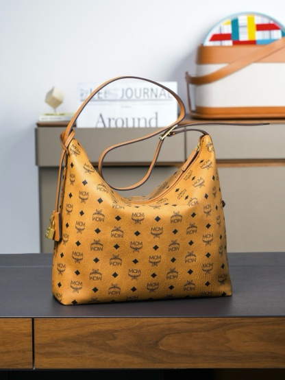 ®新品上市®官網同步
𝙈𝘾𝙈 𝘼𝙧𝙚𝙣 𝙃𝙤𝙗𝙤🆕新款
乾邑色大號#肩背包

·CP獨家出品｜乾邑色
這款Visetos Hobo包採用可調節皮革肩帶設計，並飾有帶掛鎖的皮革吊牌。
這款單品對經典的休閒款式進行了現代風的全新演繹，在柔軟與挺闊之間取得了理想的平衡。這款大號Aren Hobo肩背包採用了傳統MCM行李箱的設計元素，包括一個可拆卸皮革吊牌及雕花Logo掛鎖，達到錦上添花的效果。
