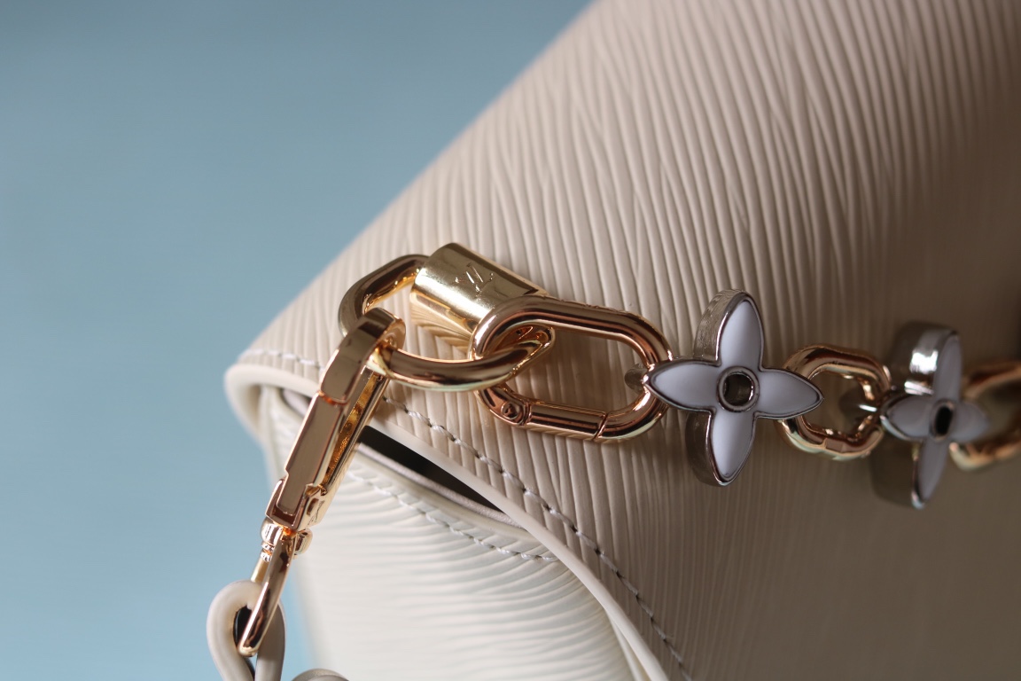 [玫瑰]最新歐洲版本[玫瑰] 原版品質[玫瑰]款號:50500/M24044/M24043[玫瑰]Twist MM LV Bloom手提包以迷人的新細節迎接春天。它採用了深色Epi皮革，帶有LV簽名迷人的雙色旋轉扣，並配有裝飾，短鏈上鑲嵌著精緻的單體花朵。由於優雅的可拆卸皮革肩帶和寬敞的多孔內部，她是一個精緻而多功能的伴侶。

23x17x9.5釐米(長度x高度x寬度)
裝配·光滑皮革內襯金色和銀色配件帶有LV簽名旋轉
.皮帶:可拆卸和可調
.皮帶長度(承載，最小):31.0釐米
