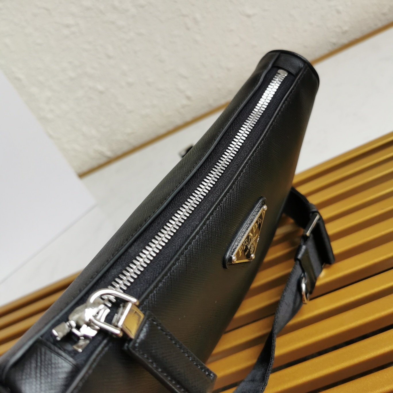 【 原單】🎉全皮三合一😘😘款號2VH113全皮/十字紋牛皮😘😘網紅帥哥靚女團瘋狂種草而風靡時尚圈三合一出了新款！👏👏這款三合一包設計太棒了👍👍配有可拆卸長肩帶，最愛的是肩帶還掛著個小掛飾（小包），也可以掛其它包和褲頭當飾品呼應 🙊🙊平常各種衣著搭配都沒 問題😘😘寶寶們趕緊入手哦，男女共用款，太帥了🙊🙊長23x高18x寬5.5cm