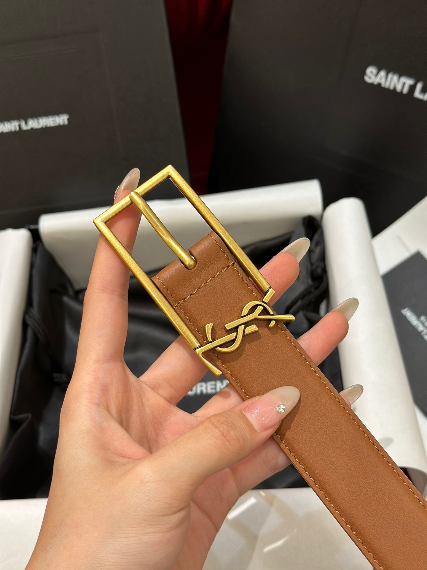 新款聖羅蘭 YSL
這款女款腰帶復古精工金屬扣將復古風與現代時尚相融合，呈現的恰到好處，時尚標配青睞有加，每針每一線都非常精緻，雙面頂級牛皮材質，搭配頂級黃銅針扣寬度3.0