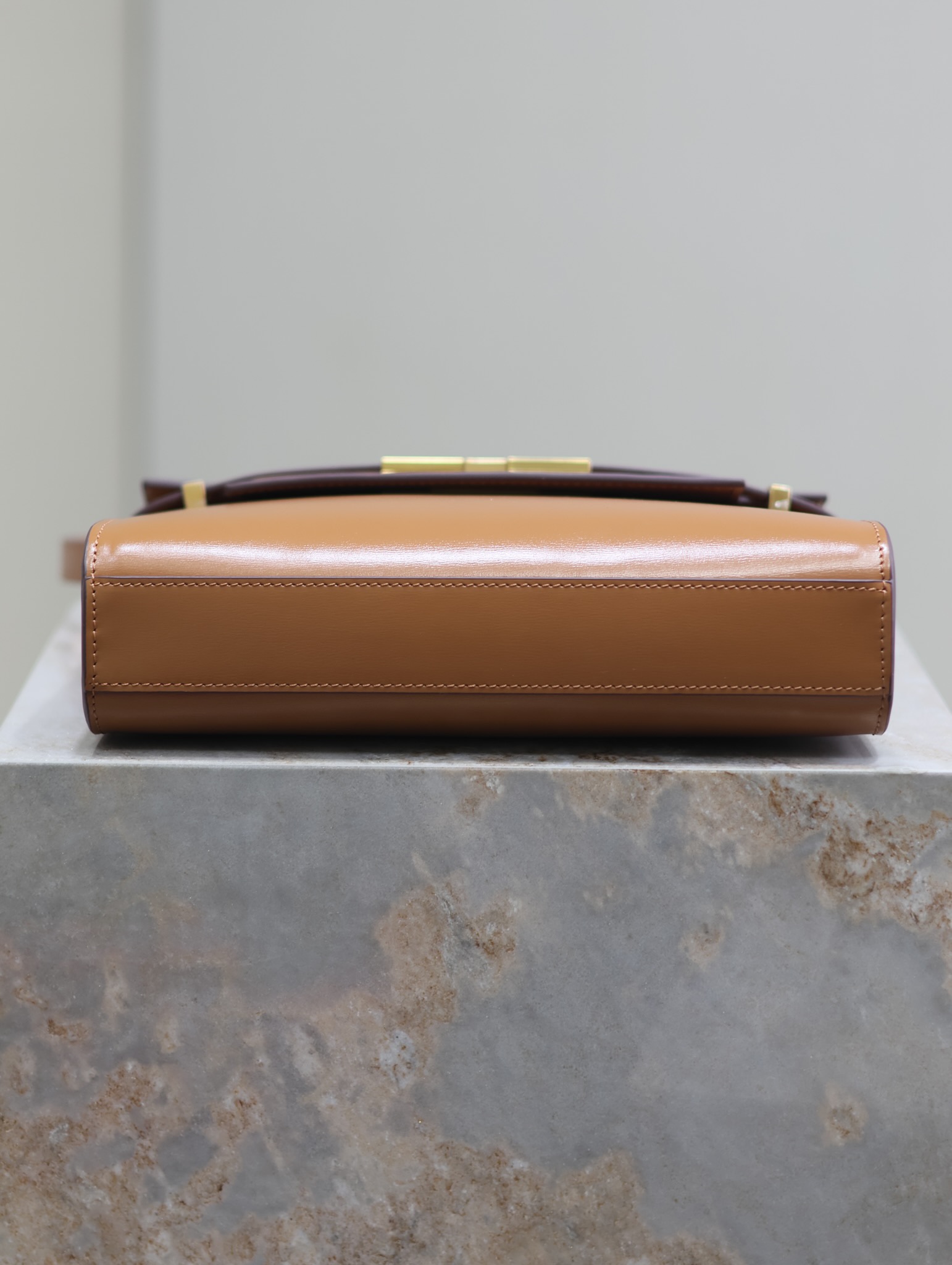 Manhattan_24cm
專櫃同步新款Manhattan法棍包小號24cm全新到貨！最新包型翻蓋曼哈頓法棍包，一改以往經典的logo，取而代之低調簡約的設計風格，它有點像H家的凱莉，很有復古的味道！商務➕休閒兩者結合，總結起來就是百搭！可以手拿，可以單肩或斜挎，一包多用，滿足了商務型女士，又滿足了小女生的休閒！精心挑選的原廠皮、完美的走線、精緻的五金讓整個包包都散髮出高級的味道！
型號：675626
尺寸：24x17.5x6cm