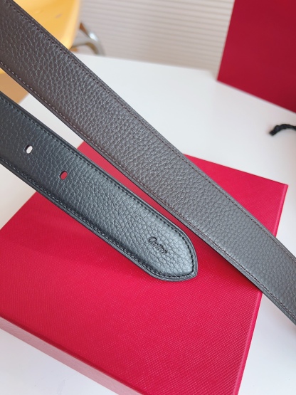 
Cartier（卡地亞）憑借匠心傑作展現與眾不同的美感，融合精湛工藝與經典設計，演繹雋永風格；瀟灑不羈，果敢獨立！此款式易搭配服飾；休閒正裝兩相宜。皮帶寬度：35mm