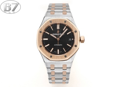 B7  Factory
AP愛彼 女款愛彼皇家橡樹 剔除機芯甲板多餘部分，使之變得更加鏤空——成就鋼表巔峰—— 實力演繹 衛冕“鋼”王！【6大精妙之處】1.正品拆解開模，尺寸為37毫米與正品一致！2.完美還原正品表殼的每一處細節，盡顯正品“稜角分明 堅毅果敢”的陽剛氣質。3.鋼帶的做工無可挑剔，比市面上任何鋼帶表做工均要更上一層樓，鋼帶頭粒和表頭銜接的“緩衝帶”的鬆緊程度與正品一模一樣。4.自動陀的與原裝致敬，是市面唯一做到顏色於原裝一致的版本（市面一般版本均偏紅）其上的ap族徽雕刻獨一無二。