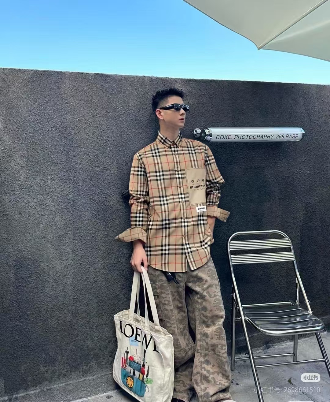 Burberry/巴寶莉 標籤貼布格紋棉質長袖襯衫
第一時間打版。面料為定制俯綢，上身絲滑透氣。紅外線定位裁剪，
定制貝殼頭扣，領子袖口復合硬襯，暴力水洗不會變形。
埋夾包縫工藝，保持版型不變形。國內頂級襯衫代工廠出貨，
前短後長 剪裁大膽突破常規，
完美還原Zp每個細節，商務休閒皆可搭配，人手幾件絕不為過。
裝飾品牌典藏 復古大格紋，BUR粉絲的衣櫥珍藏款式,尤其是對於忠實的BUR粉來說，
此款更是絕對不能錯過的珍寶級別產物！
S Size:S-XL