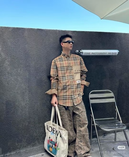 Burberry/巴寶莉 標籤貼布格紋棉質長袖襯衫
第一時間打版。面料為定制俯綢，上身絲滑透氣。紅外線定位裁剪，
定制貝殼頭扣，領子袖口復合硬襯，暴力水洗不會變形。
埋夾包縫工藝，保持版型不變形。國內頂級襯衫代工廠出貨，
前短後長 剪裁大膽突破常規，
完美還原Zp每個細節，商務休閒皆可搭配，人手幾件絕不為過。
裝飾品牌典藏 復古大格紋，BUR粉絲的衣櫥珍藏款式,尤其是對於忠實的BUR粉來說，
此款更是絕對不能錯過的珍寶級別產物！
S Size:S-XL