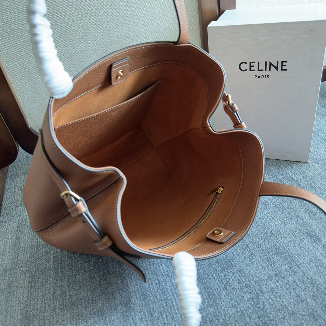 CELINE 家最新款托特包「CABAS ANAIS」小號_到貨啦!看一眼就
陷進去的大包，真的是喜歡大包姐妹的利!上身特別的高級、
精緻，庸庸懶懶的復古風，簡單不浮誇，粒面牛皮完全不用擔
心刮花!大容量設計~無論是日常出街還是通勤，都能輕鬆裝
下各種物品喲!
型號:118233
尺寸:28x24x12cm
