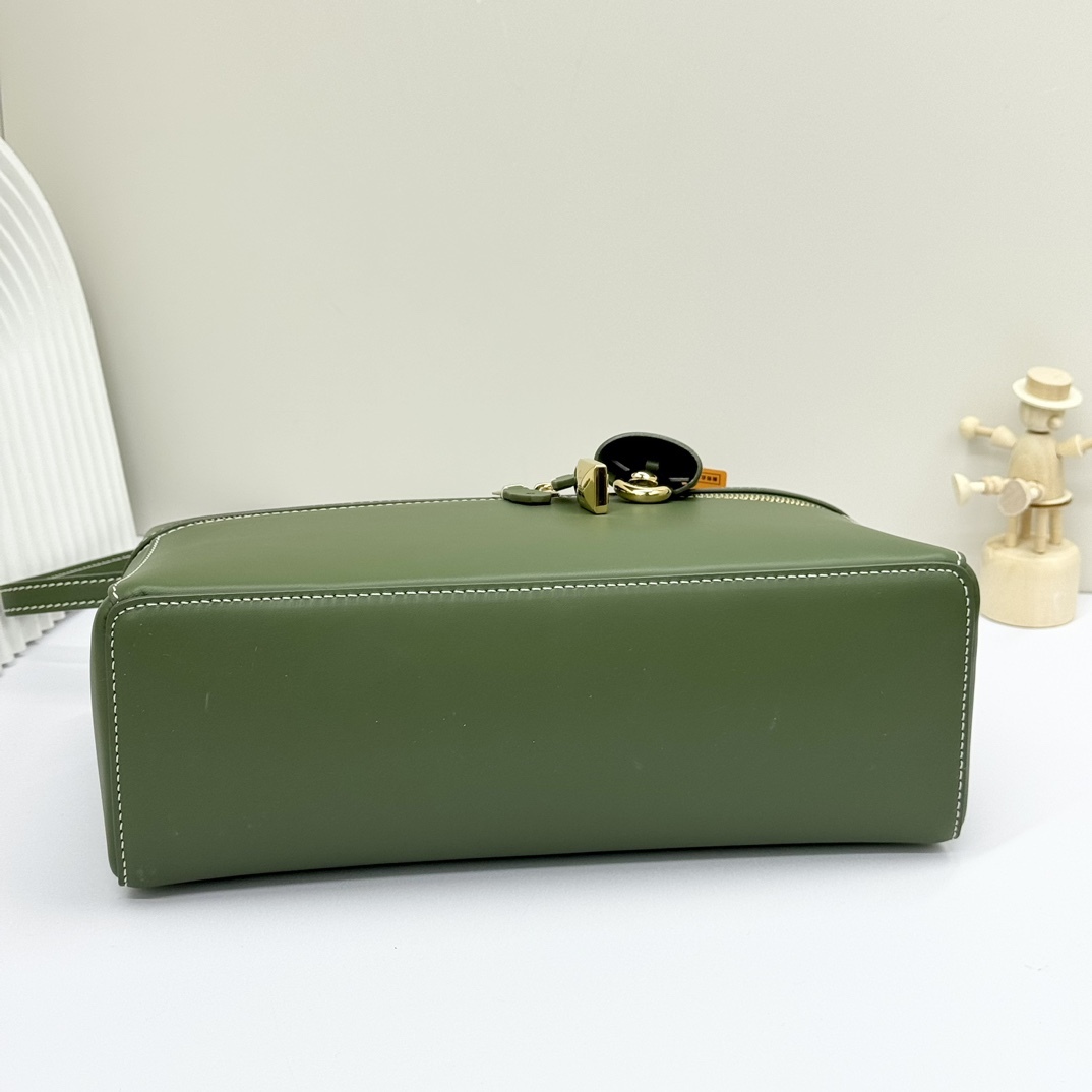 𝓛𝓸𝓻𝓸 𝓟𝓲𝓪𝓷𝓪 諾悠翩雅
𝑬𝒙𝒕𝒓𝒂 𝑩𝒂𝒈 𝑳𝟐𝟕 
寬開口加大容量斜挎包，包型設計更立體更有型，包身採用進口原廠小牛皮，手感柔軟而獨特，包包內部結構多了內袋。雙向加長拉鍊開合，配有My Charms金色金屬掛飾（LP特級純鋼五金配件）
size：27*16*10釐米
配全套專櫃禮盒包裝🎁