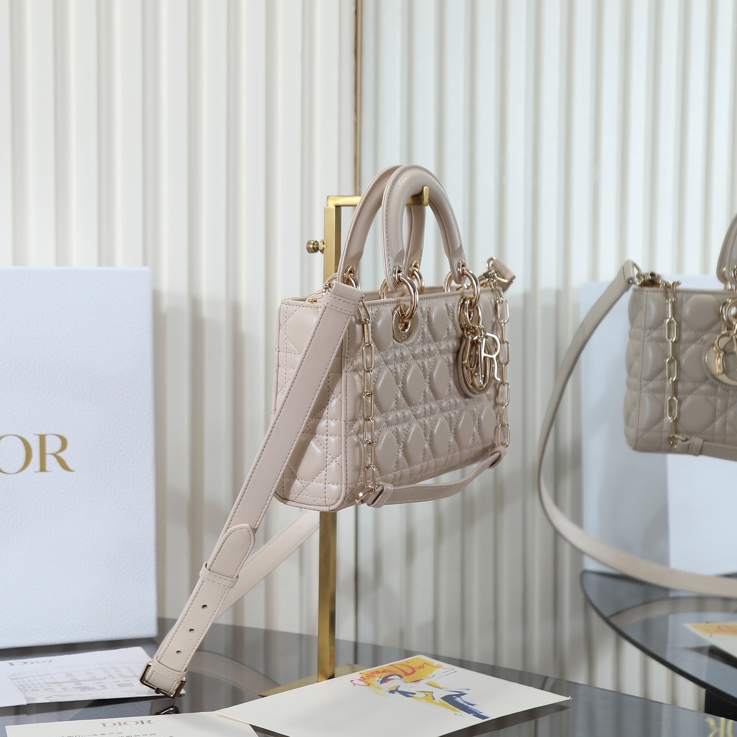 D-joy  原廠級別 

中號尺寸 米色現貨‼️

全新D-joy強勢回歸，最新中號✔️大爆款的節奏🔥，包包自帶兩條肩帶，多種背法🙋🏻‍♀️，上身又美又颯，經典的菱格設計🥅，搭配柔軟的綿羊皮優雅又時尚🌿

size：26-6-14cm
