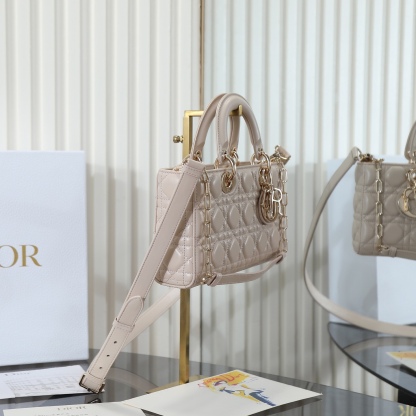 D-joy  原廠級別 

中號尺寸 米色現貨‼️

全新D-joy強勢回歸，最新中號✔️大爆款的節奏🔥，包包自帶兩條肩帶，多種背法🙋🏻‍♀️，上身又美又颯，經典的菱格設計🥅，搭配柔軟的綿羊皮優雅又時尚🌿

size：26-6-14cm
